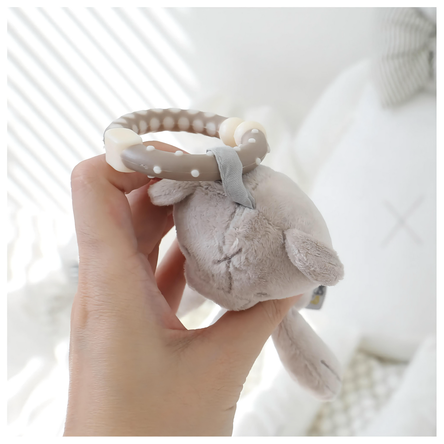 Babakocsira akasztható játék - plüss nyuszi és mackó csörgővel