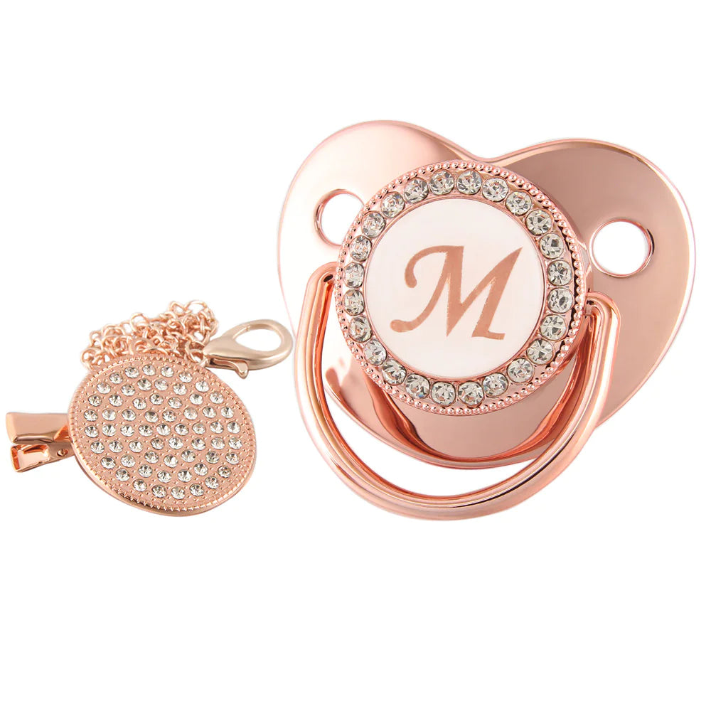 Rose Gold kezdőbetűs cumi csíptetővel